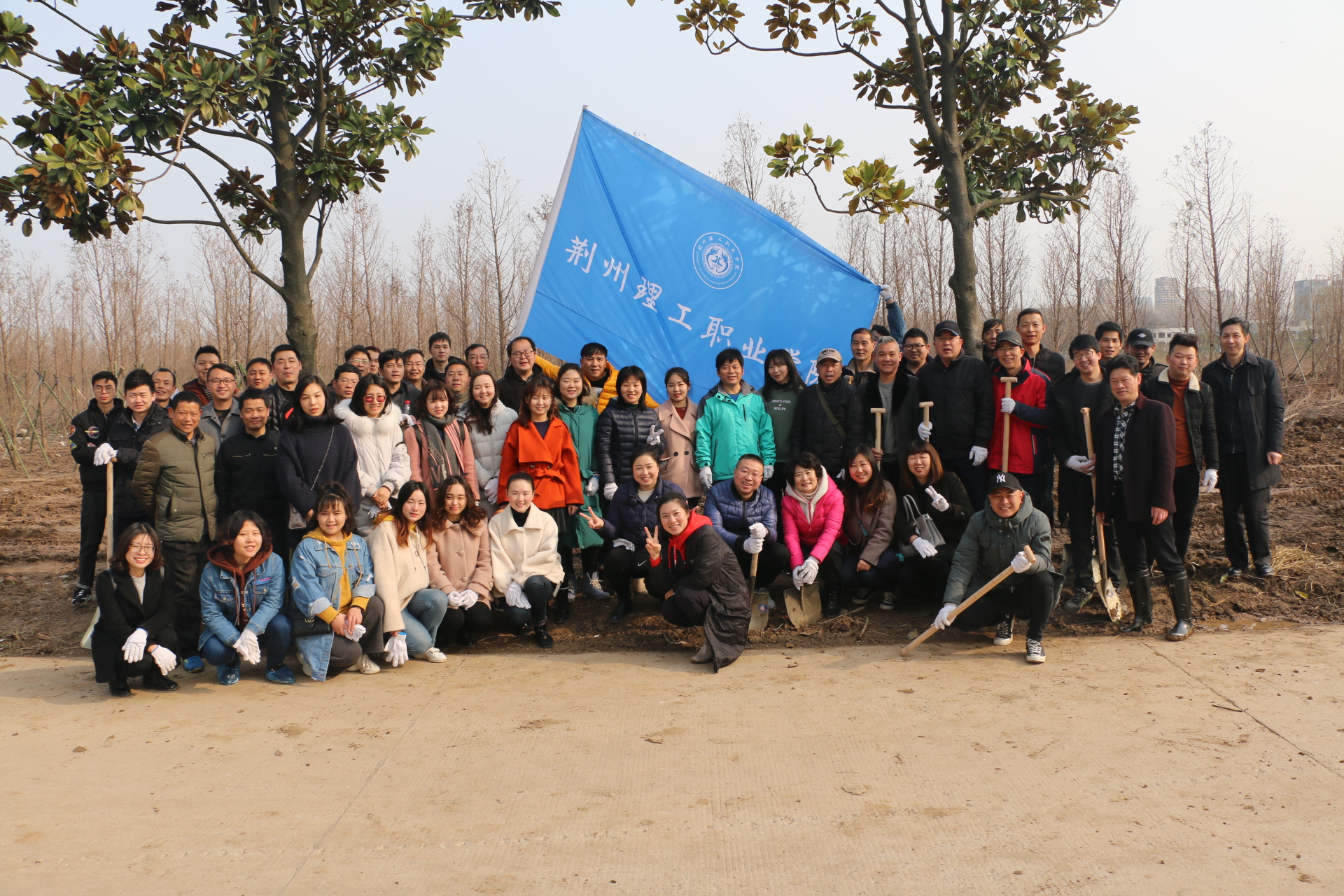 我校开展植树节义务植树活动