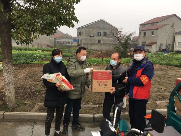 疫情期间送关爱，扶贫防控两不误