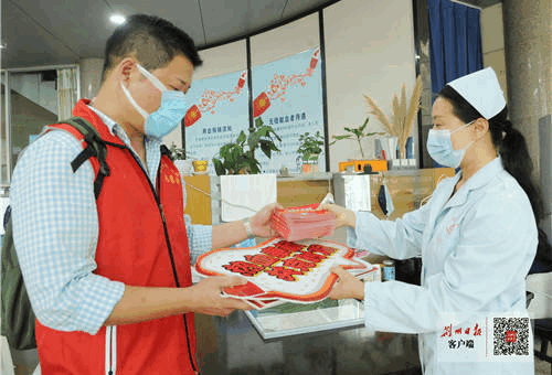 荆州日报头条报道我校黄发亮老师温暖事迹——20年无偿献血6800毫升！这个荆州人