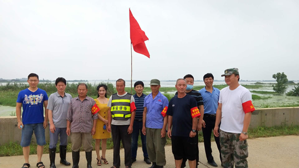 荆州理工职业学院主要领导到沙市区锣场镇白水村调研脱贫攻坚和防汛工作