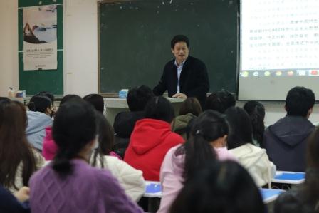 龚恒为商学院学生讲授思政课.jpg