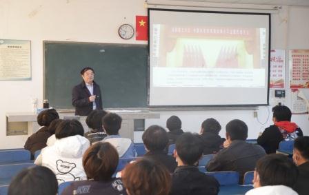 黄永平为建筑与环境工程学院学生讲授思政课.jpg
