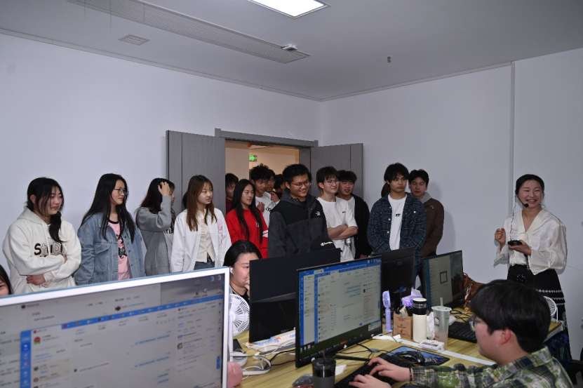 聚力拓岗优服务——学校携手沙市区人社局举行“百县进百校”就业创业指导活动